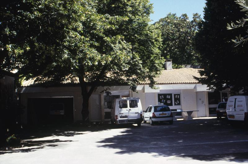 Garage au fond de la cour.