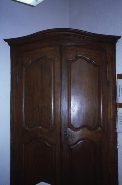 Rez-de-chaussée, bureau nord, armoire.