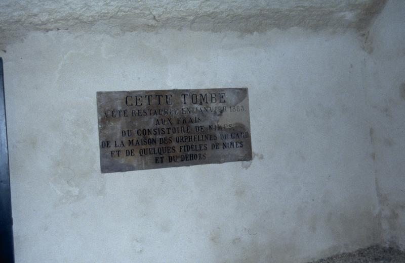 Cave, inscription indiquant la restauration de la tombe en 1883.