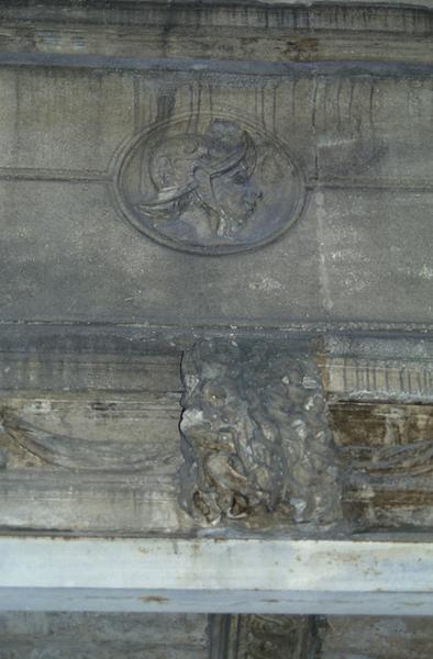 Cour, détail du décor.