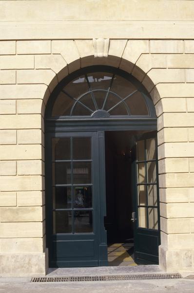 Façade sur cour, entrée.