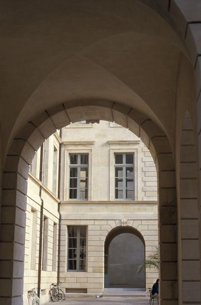 Façade sur cour, passage.