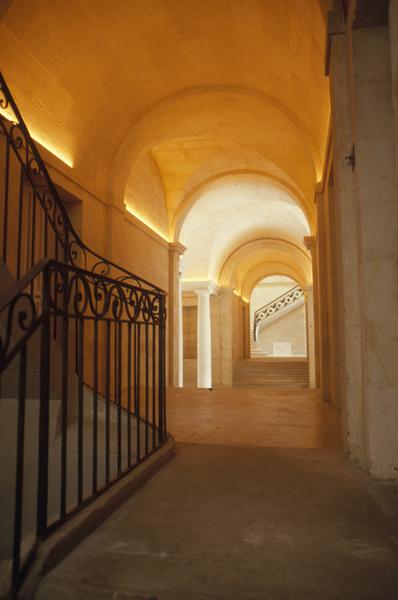 Vestibule, axe nord-sud, vue vers l'escalier d'honneur.