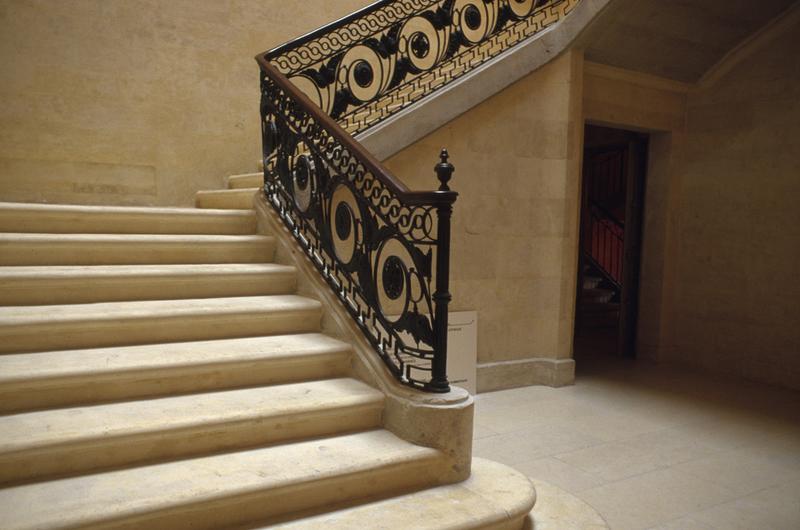 Escalier d'honneur et escalier secondaire.