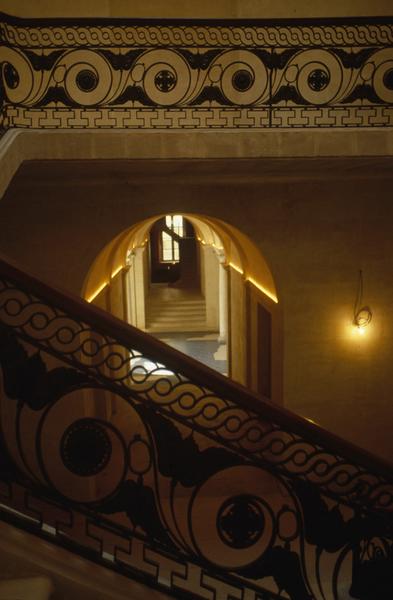 Escalier d'honneur, vue vers le hall.