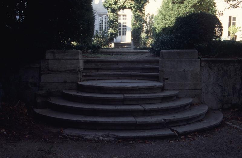 Perron de la cour des écuries vers le jardin.