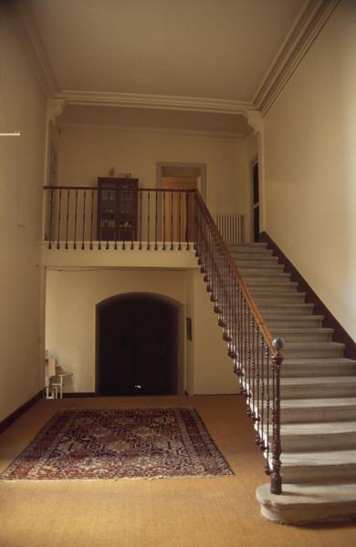 Intérieur, départ de l'escalier.