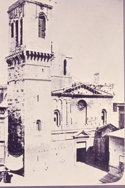 Cathédrale et ancien portail vers la cour de l'évêché (démoli).