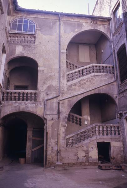 Façades sur la deuxième cour : cage d'escalier.