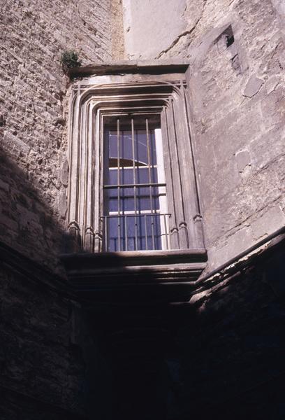 Façades sur la deuxième cour ; baie d'angle.