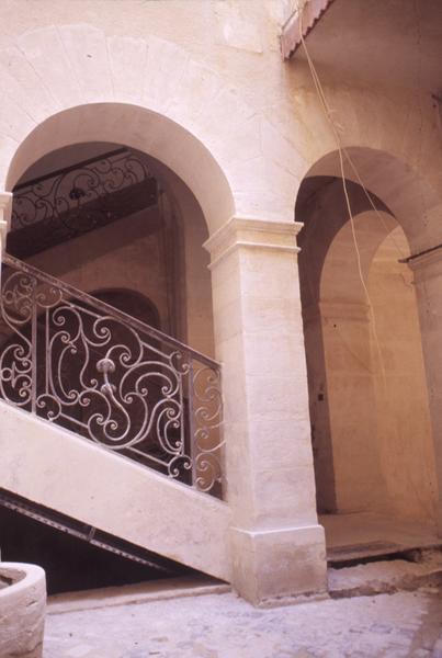 Cour : départ de l'escalier.