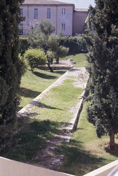 Rempart, dans le jardin de la clinique Saint-Joseph, centre Raymond Ruffi, futur musée de la Romanité.