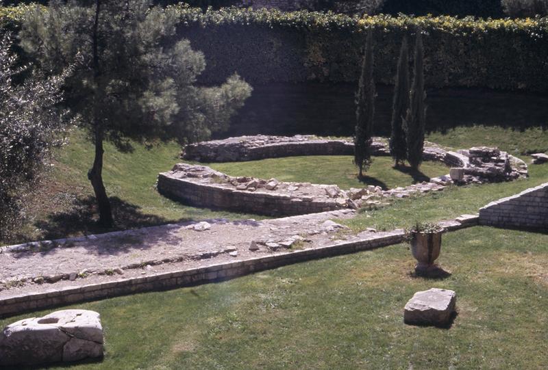 Rempart, dans le jardin de la clinique Saint-Joseph, centre Raymond Ruffi, futur musée de la Romanité.