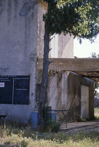 Édifice agricole ; écurie ; affenage (ancien)