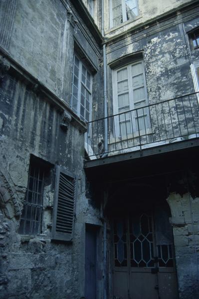 Cour, angle sud-est avec porte.