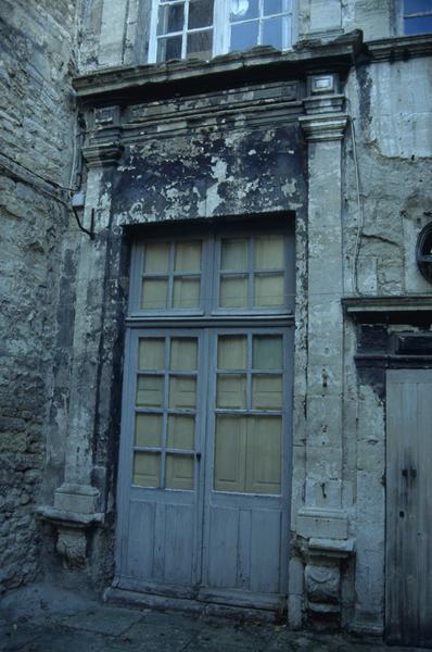 Cour, côté ouest.