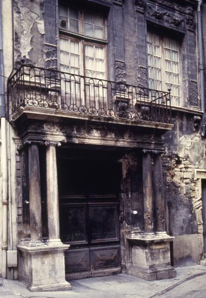 Façade sur rue, avant restauration.