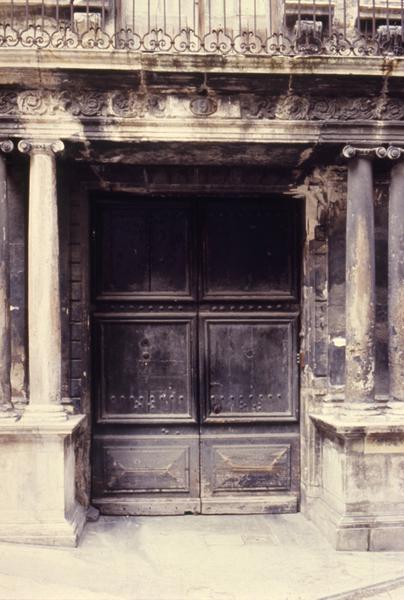 Façade sur rue, portail avant restauration.