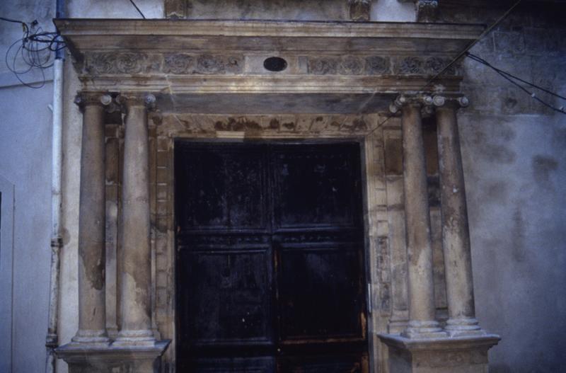 Façade sur rue, entrée.