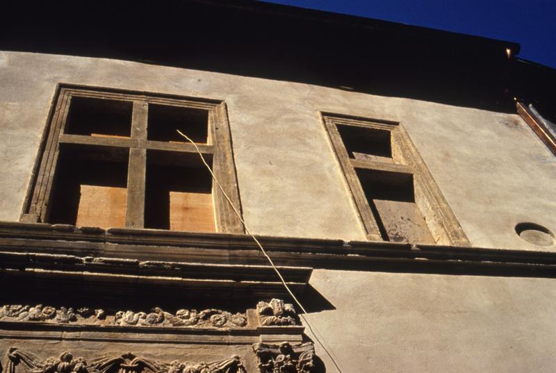 Façade sur rue, croisées.