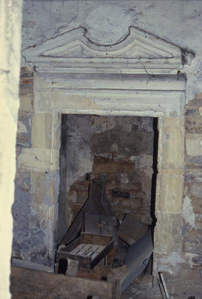 Cour, angle nord-est, intérieur du rez-de-chaussée.