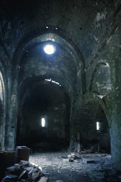 Intérieur, vue vers l'abside.