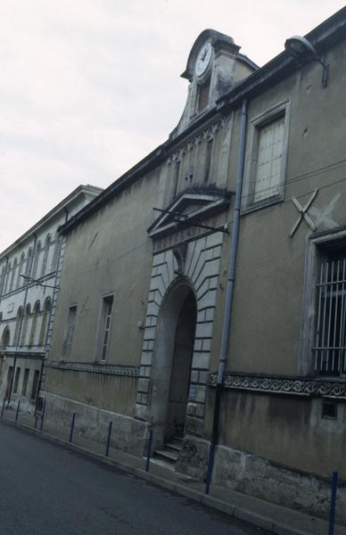 Façade côté boulevard.