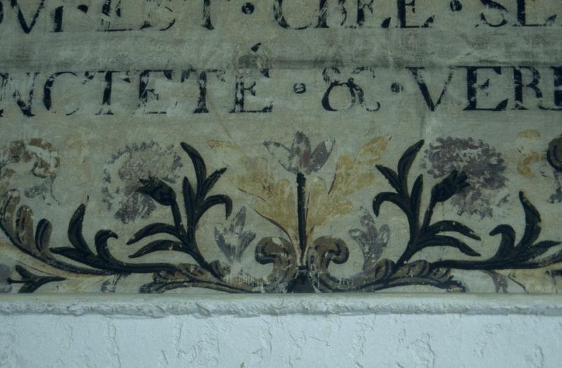 Couvent des Visitandines, décor d'une inscription peinte dans le cloître.