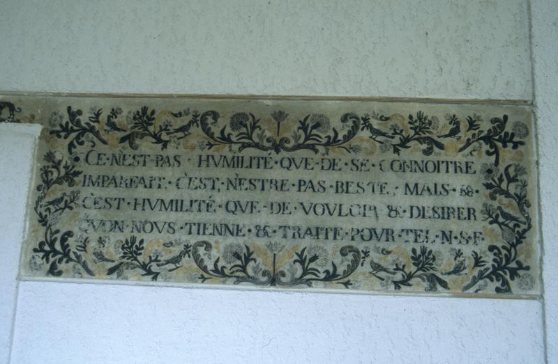 Couvent des Visitandines, inscription peinte dans le cloître.