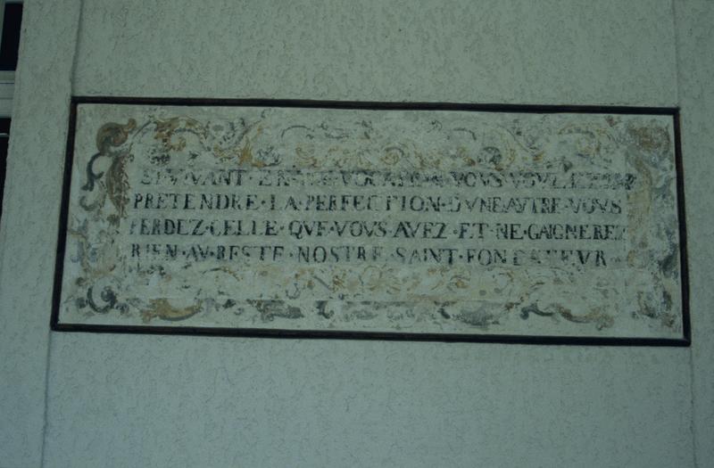 Couvent des Visitandines, inscription peinte dans le cloître.