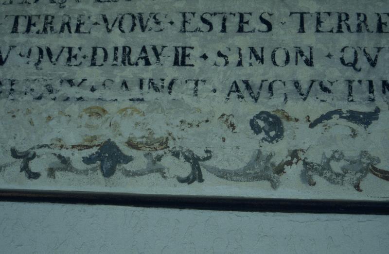 Couvent des Visitandines, décor d'une inscription peinte dans le cloître.