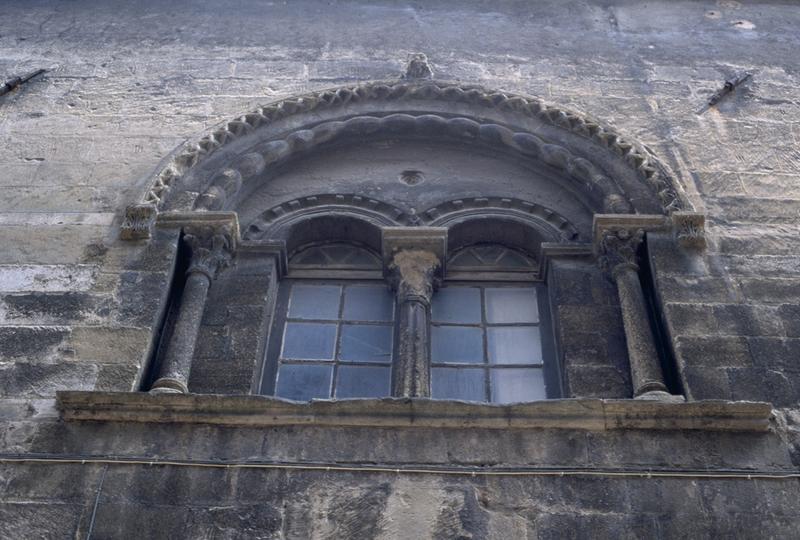 Façade sur rue, baie.