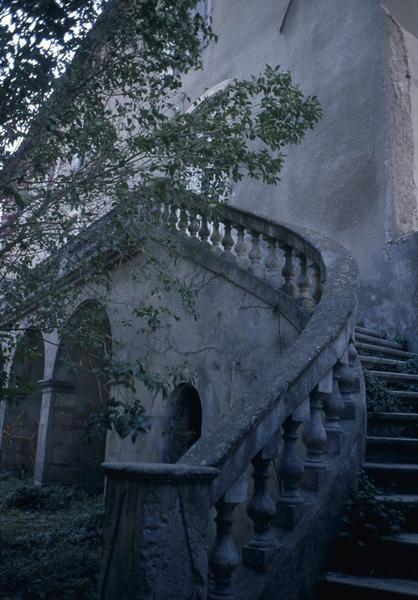 Façade sur jardin, escalier.