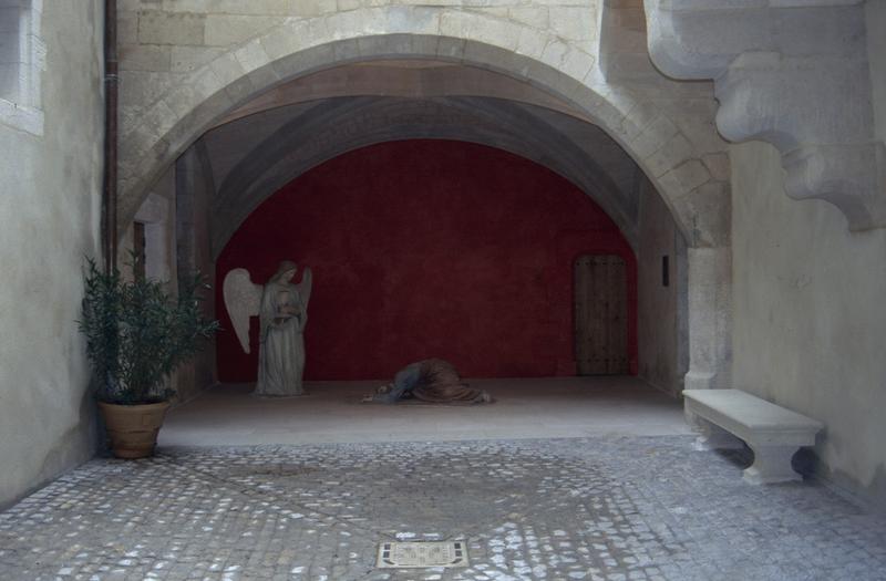 Cour intérieure, entrée du Musée d'art sacré du Gard, le Christ à l'agonie.