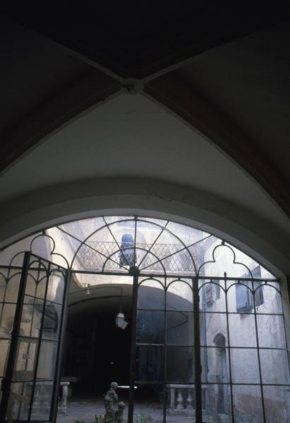 Intérieur, vue sur la cour.