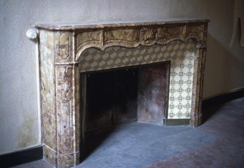 Intérieur, cheminée.