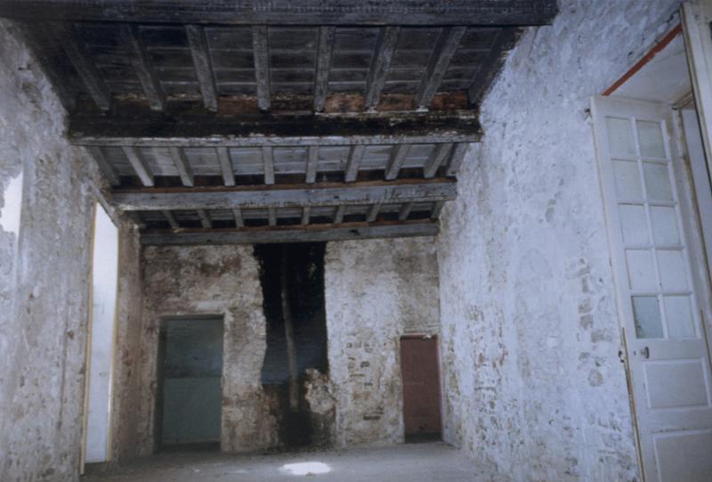 Rez-de-chaussée sur cour, aula, plafond de 1448-1451.