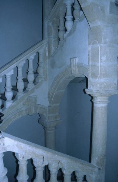 Cage d'escalier.