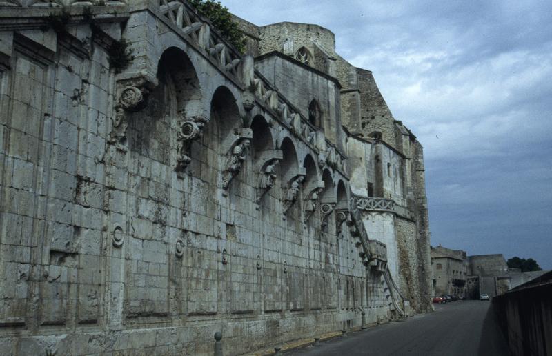 Vue depuis l'escalier monumental sur le Rhône avec le chevet de l'église paroissiale Saint-Saturnin.