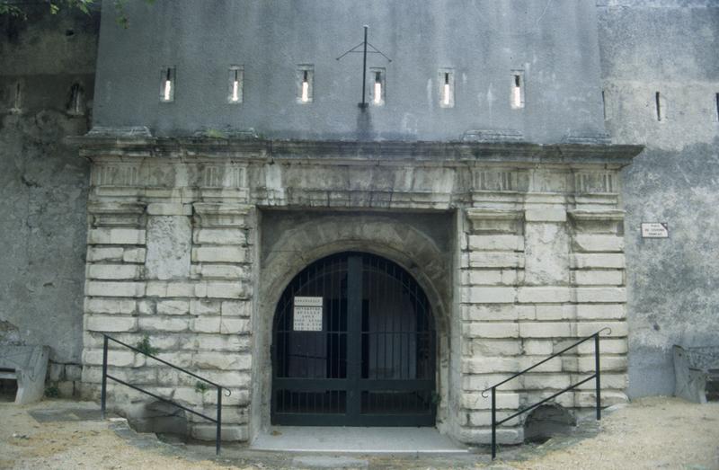 Entrée sur la route départementale.