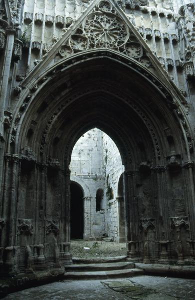 Portail de l'ancienne chapelle.