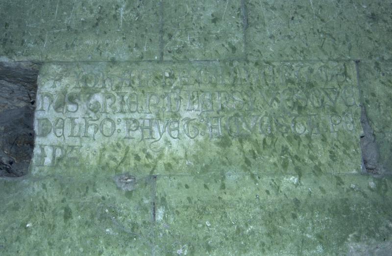 Inscription située à côté de la porte d'entrée dans la grande salle de l'hôpital du Saint-Esprit.