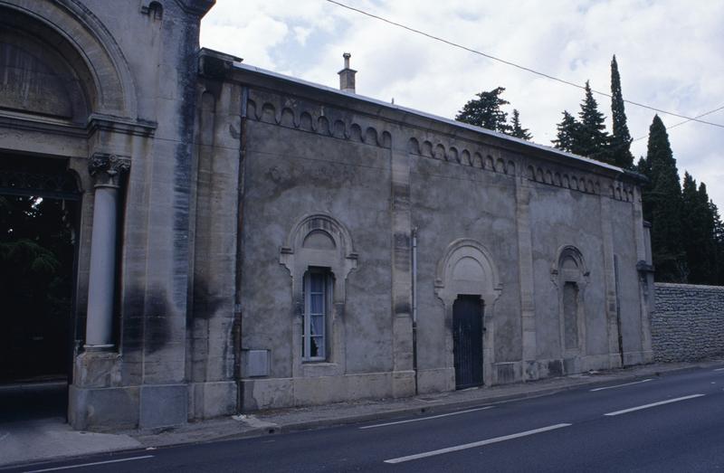 Entrée, vue extérieure, côté conciergerie et dépositoire.