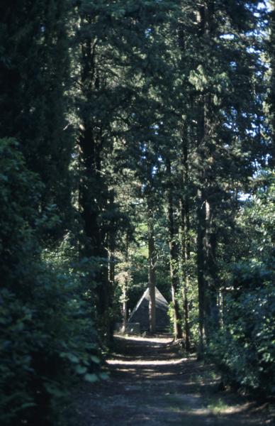 Vue éloignée du tombeau en forme de pyramide.