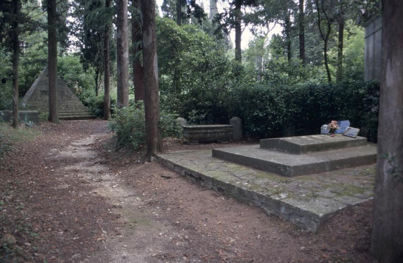 Tombeau avec banc.