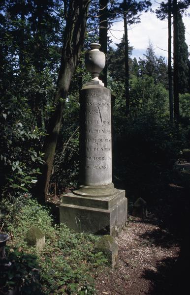 Colonne à la mémoire de l'architecte Alphonse de Seynes.