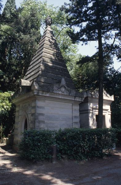 Tombe avec pyramide.