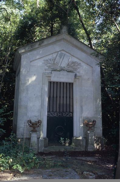 Tombe avec livre ouvert.