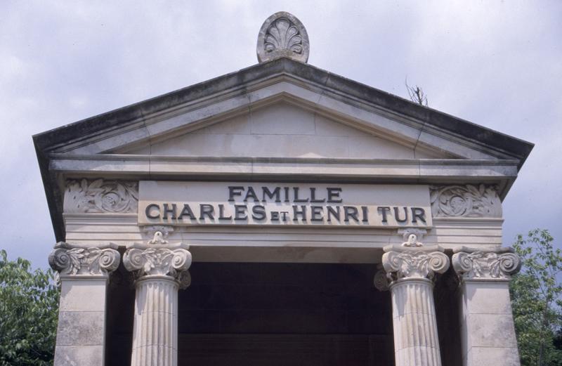 Tombe signée A Palatan arch. Torres et Munné sculp. : colonnes et fronton.