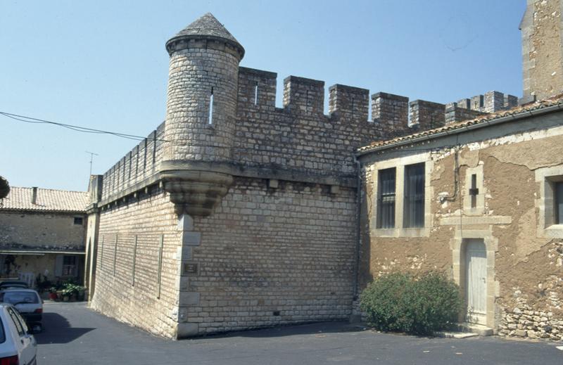 Rempart sud, angle sur la place de l'église.